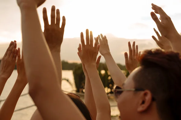 Jovens a levantar a mão — Fotografia de Stock