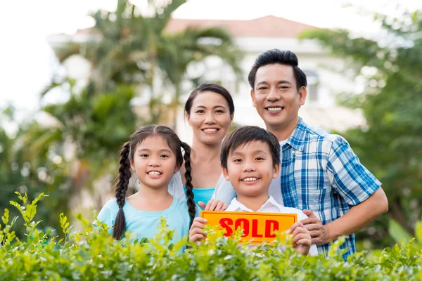 Familie mit verkauftem Schild — Stockfoto