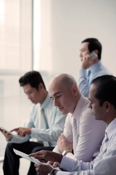 Empresarios trabajando en la oficina — Foto de Stock