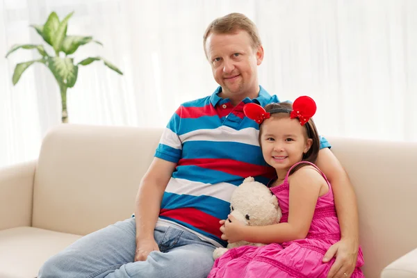 Семья из двух человек сидит на диване — стоковое фото