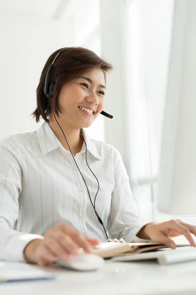 Assistant avec casque de travail sur ordinateur — Photo