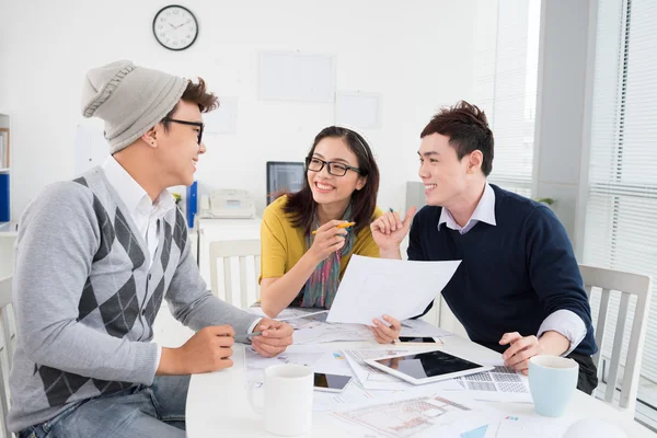 Les jeunes discutent d'idées commerciales — Photo