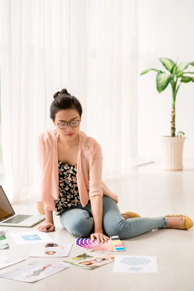 Designer Travailler avec des échantillons de couleur — Photo