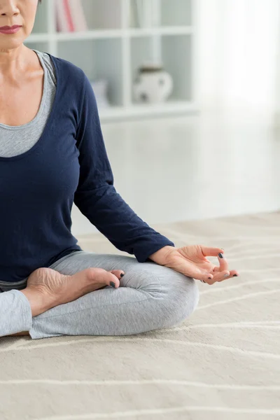 Femme pratiquant le yoga à la maison — Photo