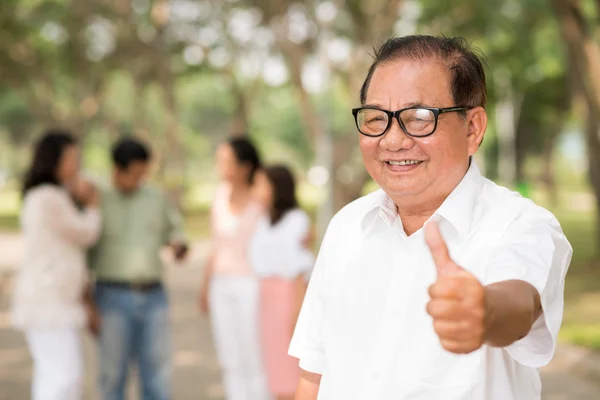 Senior zeigt Daumen nach oben — Stockfoto