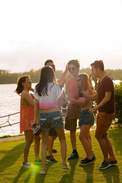 Mensen drinken en dansen — Stockfoto