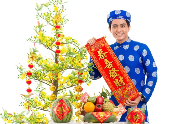 Homem com decorações de Ano Novo Vietnamita — Fotografia de Stock