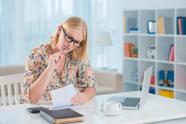 Geschäftsfrau arbeitet mit Papieren — Stockfoto