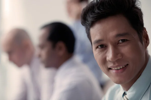 Портрет улыбающегося азиатского бизнесмена — стоковое фото