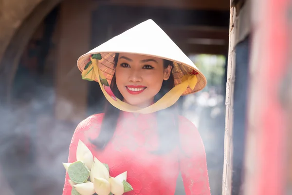 Vietnamesin mit kegelförmigem Hut — Stockfoto