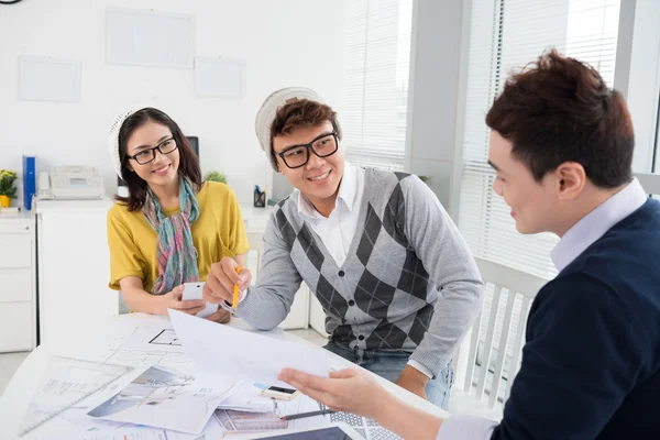 Arquitecto mostrando proyecto de diseño — Foto de Stock