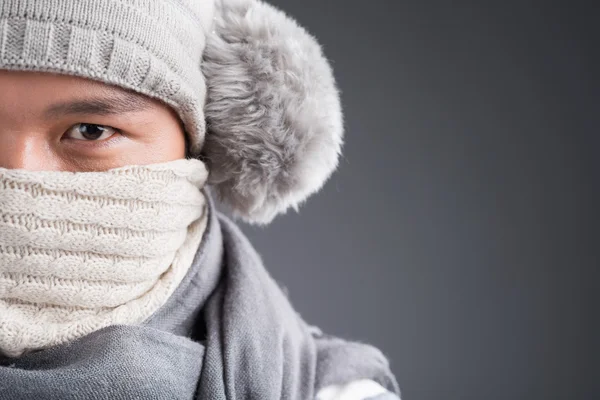 Media cara de hombre en sombrero de invierno —  Fotos de Stock