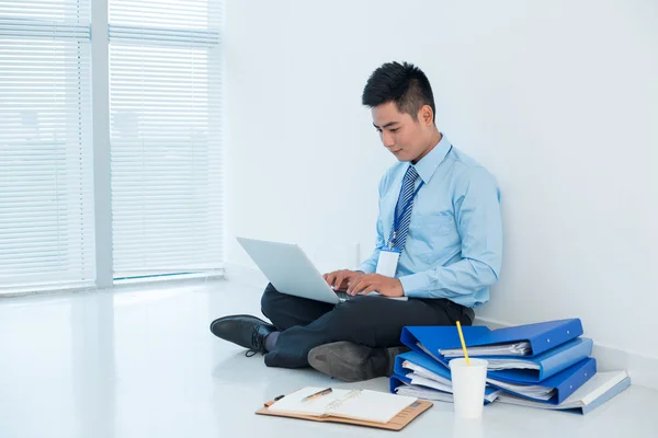 Office manager använder laptop — Stockfoto