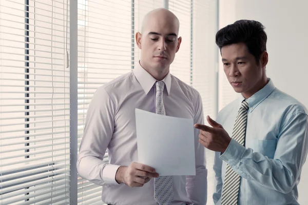 Empresarios discutiendo documento — Foto de Stock