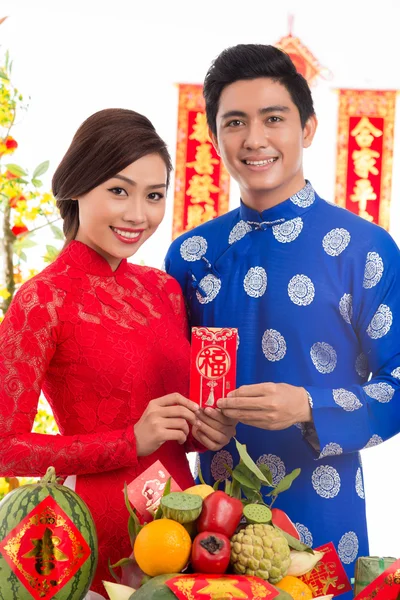 Vietnamca çift tebrik kartı ile