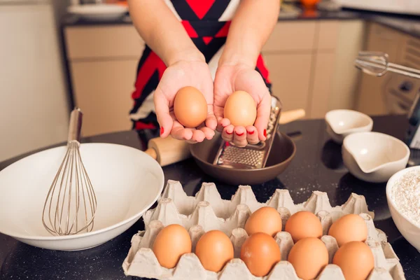 Ama de casa sosteniendo huevos frescos —  Fotos de Stock