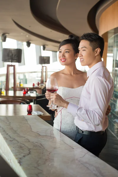 Hermosa pareja con copas de vino —  Fotos de Stock