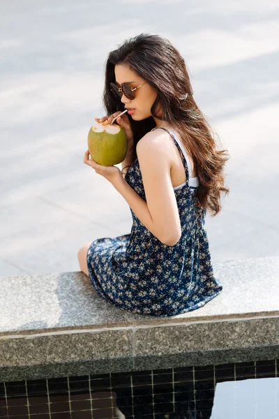 Donna attraente che beve latte di cocco — Foto Stock