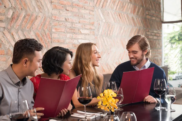Пары читают меню в ресторане — стоковое фото