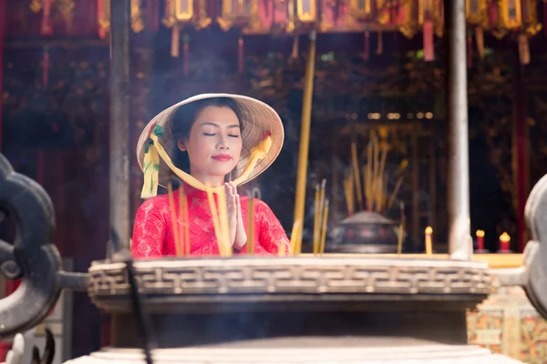Vietnam kadın dua — Stok fotoğraf