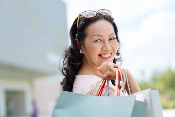 Alegre vietnamita fêmea shopaholic — Fotografia de Stock