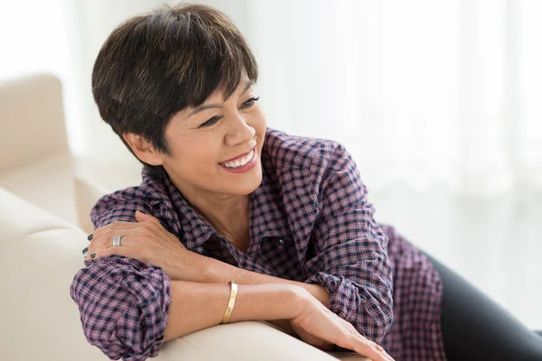 Kısa saç kesimi ile üst düzey kadın