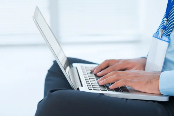 Homem de negócios trabalhando no laptop — Fotografia de Stock