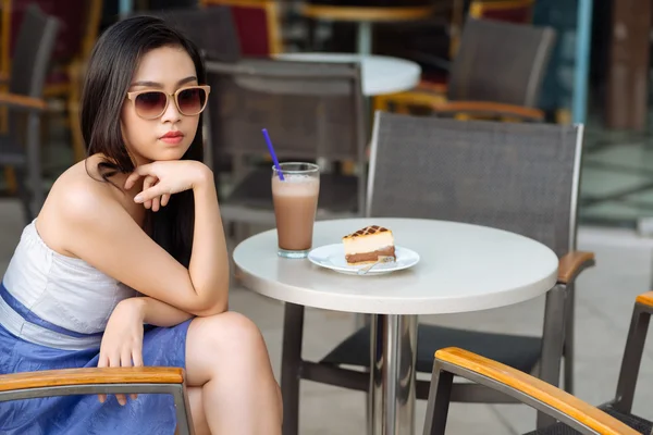 Mulher comendo sobremesa no café — Fotografia de Stock