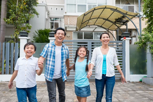 Mutlu heyecanlı aile