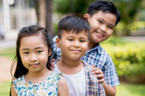 Niños de pie en fila — Foto de Stock