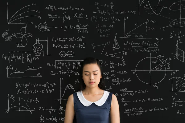 Liseli kız ayakta kara tahta önünde