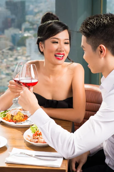 Paar romantische datum hebben in restaurant — Stockfoto