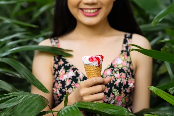 Chica sosteniendo cono de helado —  Fotos de Stock