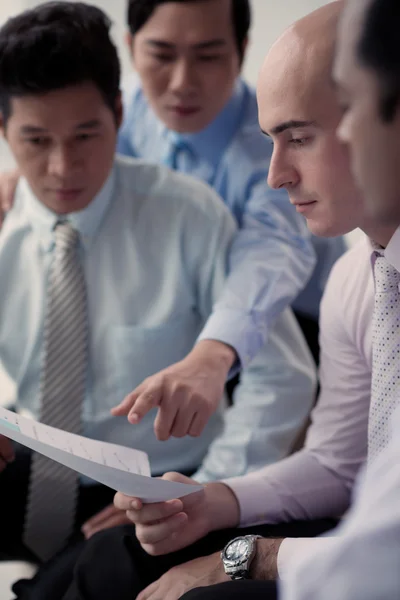 Colleagues reading document — Stock Photo, Image