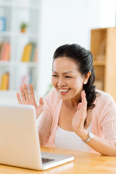 Vietnamesisk senior kvinna med laptop — Stockfoto