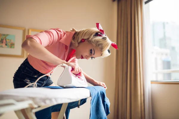 Housewife ironing clothes — Stock Photo, Image