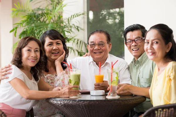 Gruppo di amici anziani che bevono cocktail — Foto Stock
