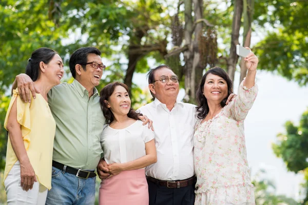 Senior vänner att ta selfie — Stockfoto