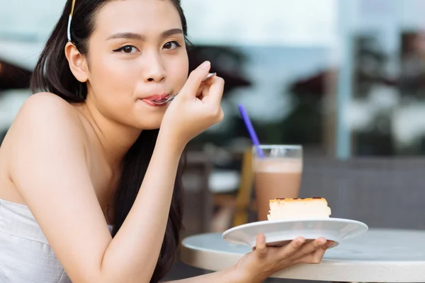 Chica comiendo pastel en el café —  Fotos de Stock