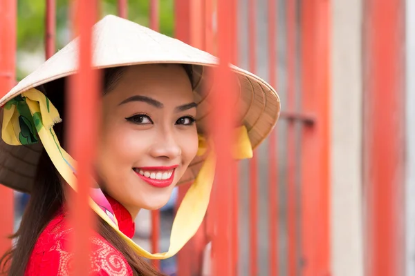 Vietnamské dívky v kuželovitý klobouk — Stock fotografie