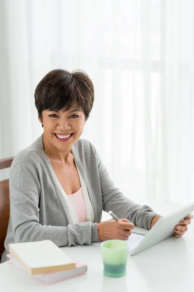 Mulher idosa com tablet digital — Fotografia de Stock