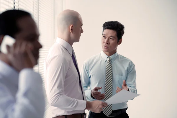 Compañeros de negocios hablando — Foto de Stock