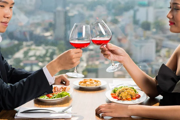 Çift bardakları tokuşturup