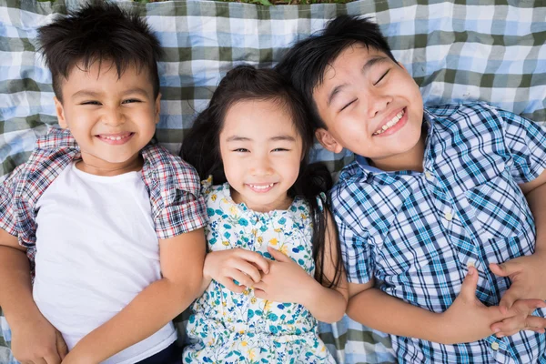 Niños graciosos tirados en el suelo —  Fotos de Stock