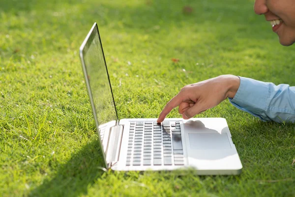 Mão de homem pressionando o botão no laptop — Fotografia de Stock