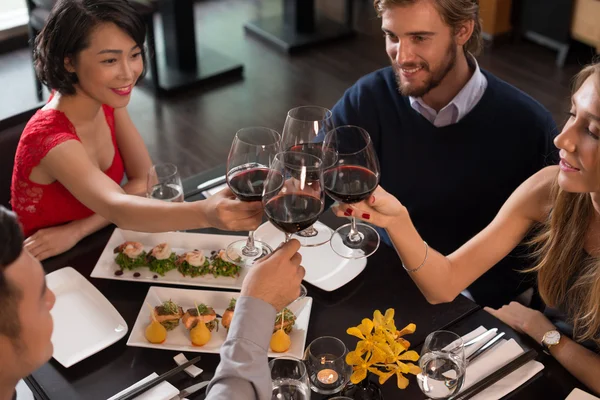 Vieren leven gebeurtenis in een restaurant — Stockfoto