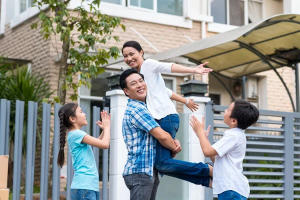 Família comemorando depois de comprar casa — Fotografia de Stock