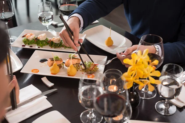 Persone che mangiano antipasti — Foto Stock