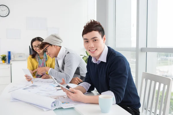 Joven en la reunión de negocios — Foto de Stock