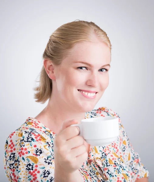 Mujer sonriente con una taza de café — Foto de Stock